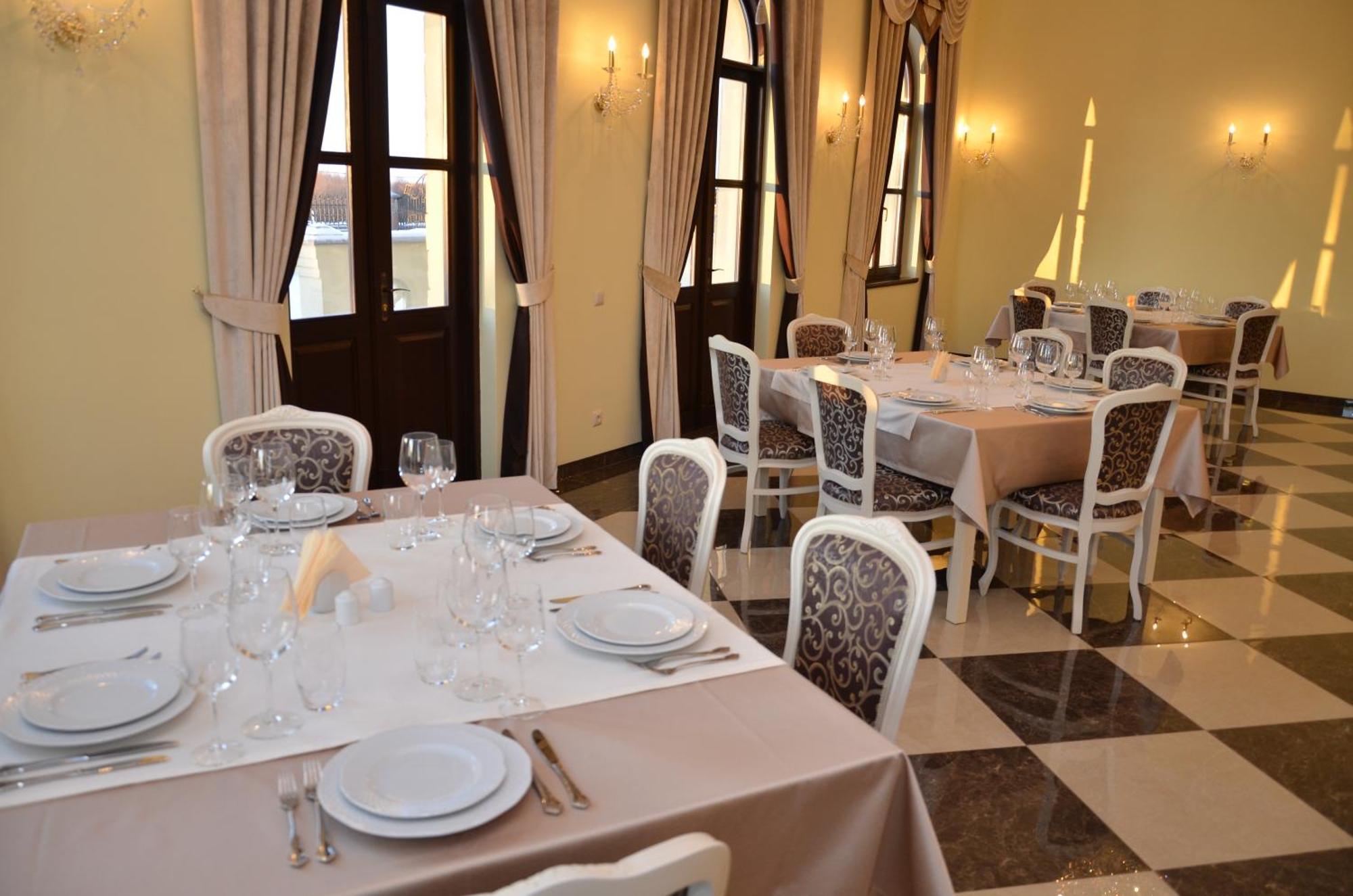 Chateau Royal Hotel Berezovka  エクステリア 写真