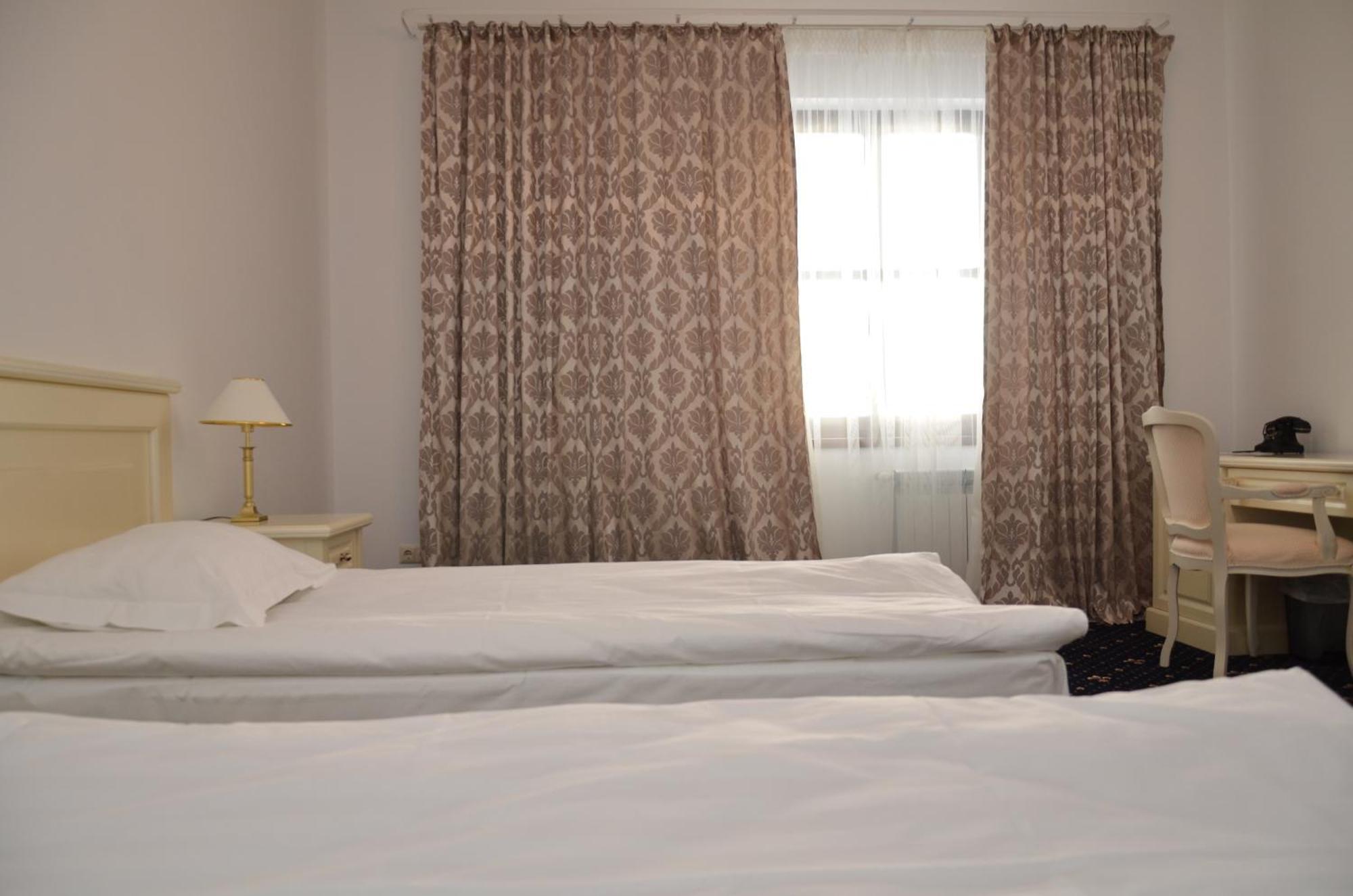 Chateau Royal Hotel Berezovka  エクステリア 写真