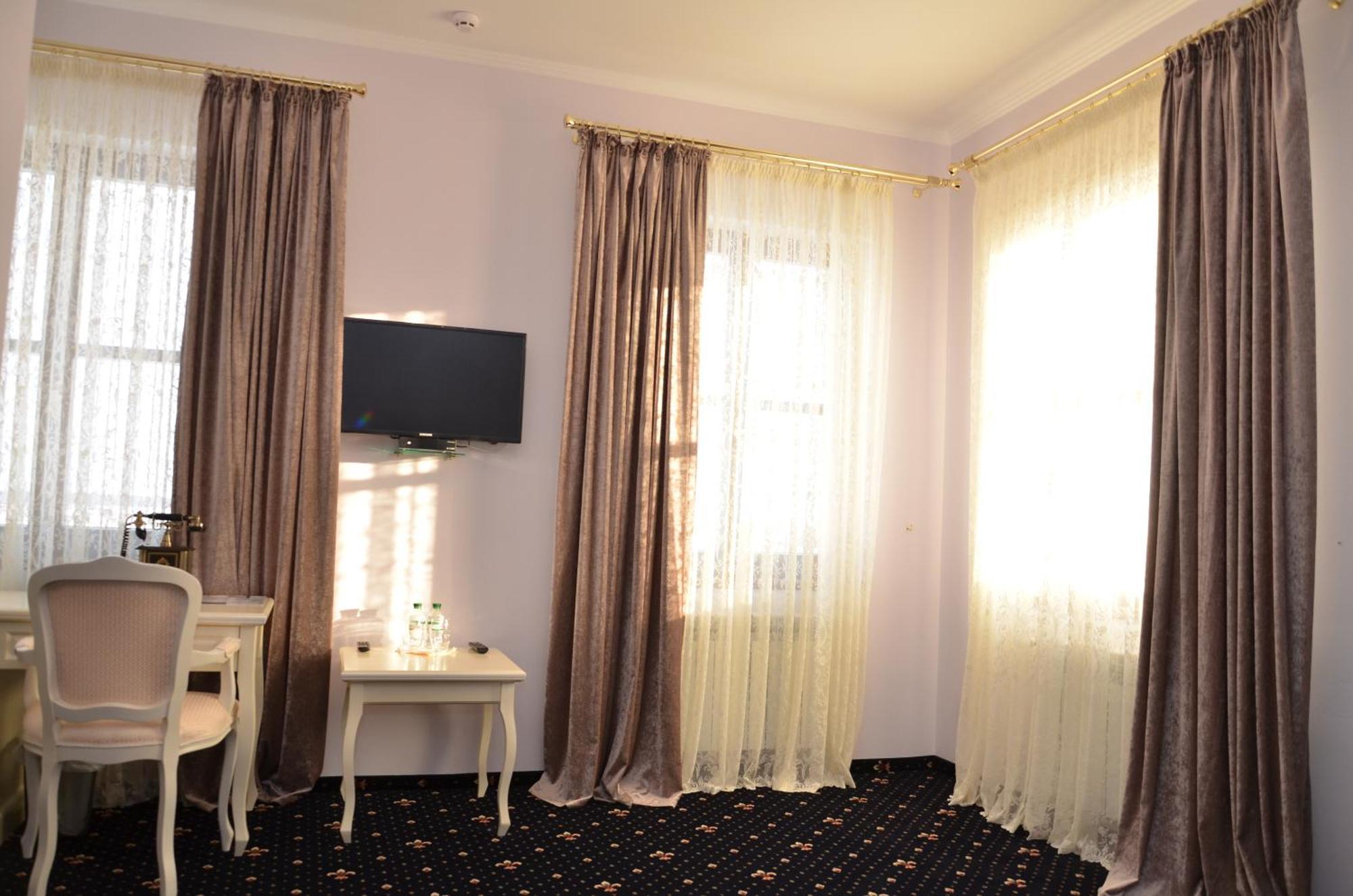 Chateau Royal Hotel Berezovka  エクステリア 写真