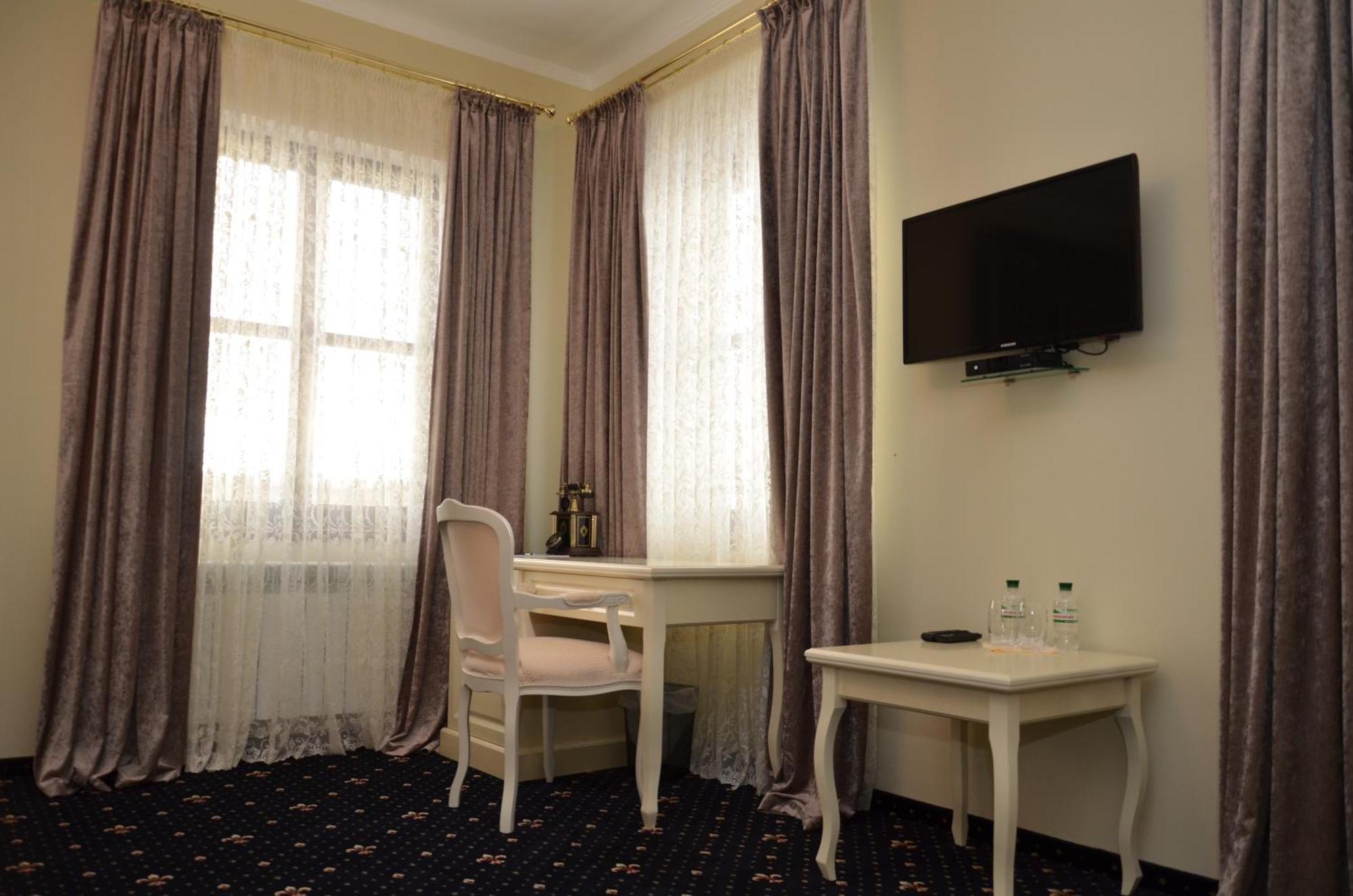 Chateau Royal Hotel Berezovka  エクステリア 写真